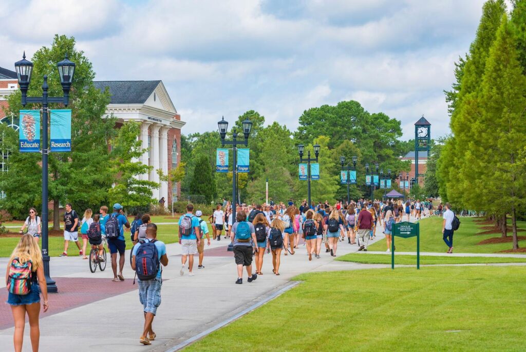 Harvard vs. Stanford: Studentenleben im Vergleich